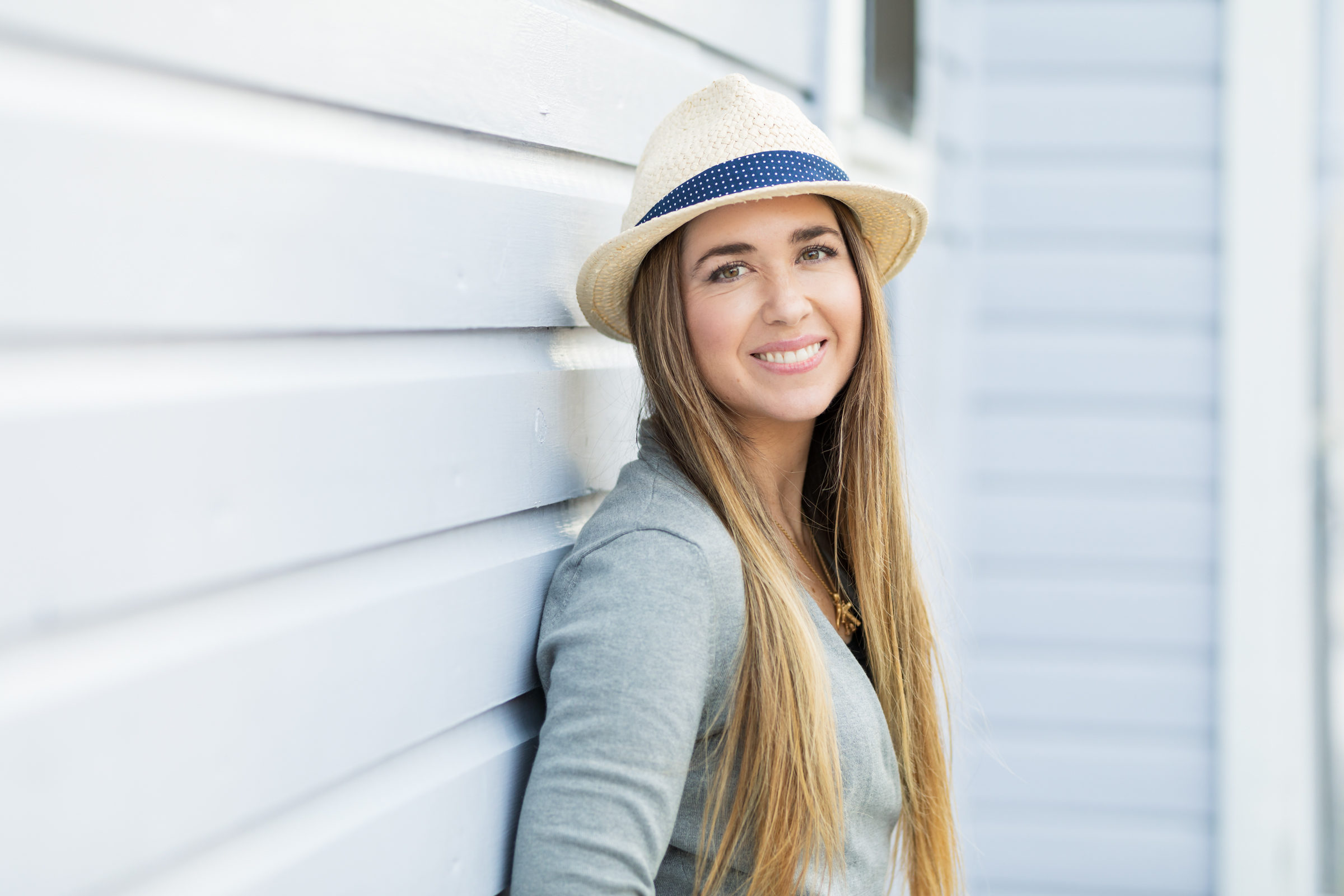 girl in hat against the wall