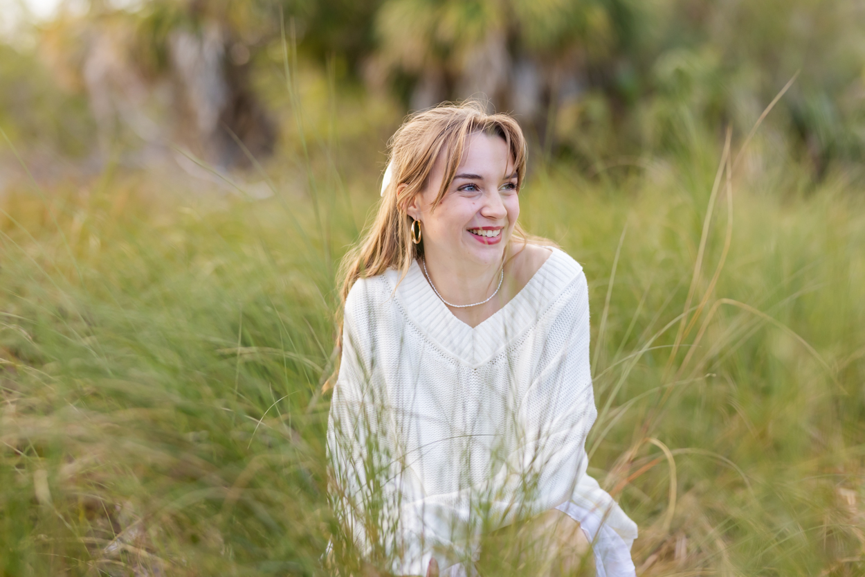 senior pictures smiling in the grass